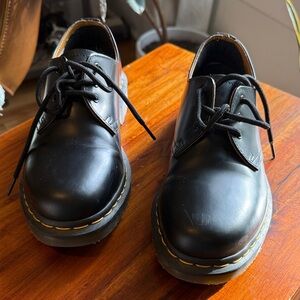 Classic Black Leather Shoes (Men’s 6)